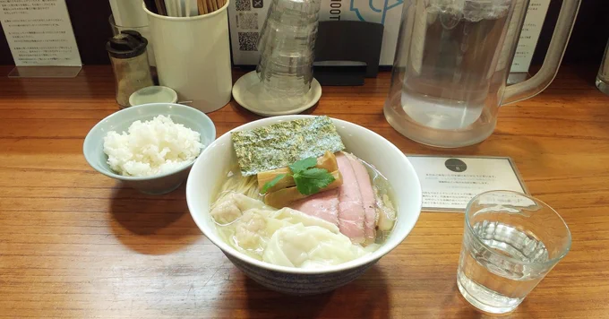 今や佐野市がそして栃木県も誇るアメノオト温度変化による味の変わりゆくをも楽しめるレストラン海老ワンタン味玉チャーシュー蛤塩そば&amp;ライスをいただきました時間をかけて食する事で塩味に蛤濃度が増してゆくそれらが自家製細麺へと壮絶な旨味として絡みゆく快楽よ長旅疲れもぶっ飛びますわい 