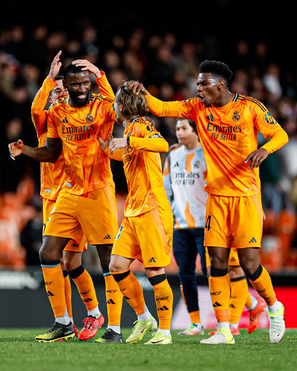 realmadrid's tweet photo. 🧡 😍➕3⃣
#ValenciaRealMadrid https://t.co/hbXlRBiVEu