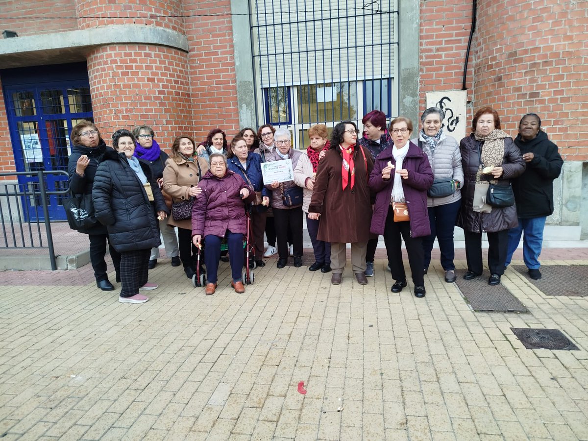 #PremiosEnOrcasitas
Primero, se teje con la ilusión del trabajo bien hecho y compartido, luego, esas figuritas se colocan, con primor,  en un belén para que se pueda observar y admirar. Por último,  y como colofón,  alguien decide dar un premio. Orgullosas de recibirlo😉