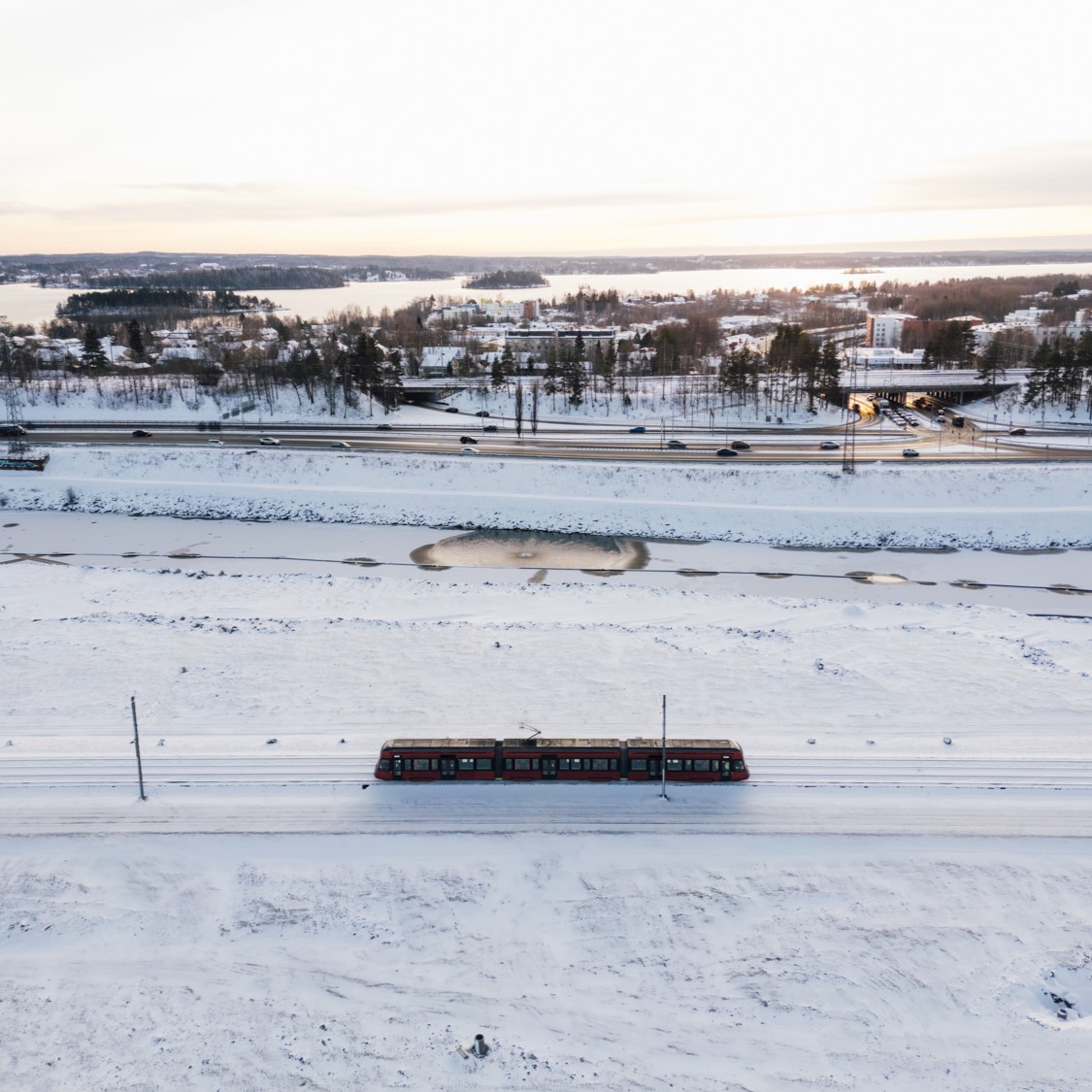 treratikka's tweet photo. Valmista tuli! 🤩 Raitiotieallianssin rakentamistyöt valmistuivat aikataulussa ja hankkeen budjetti alittui yli 7,5 miljoonalla eurolla. Tänään juhlitaan Lentävänniemen Ratikkajuhlassa! 🥳
https://t.co/IZEFhhf7SD
#Raitiotieallianssi #TampereenRatikka https://t.co/PJS6VYow9n