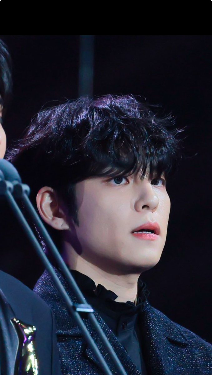 ㅁㅊ 얘들아 원필이 렌즈꼇음......