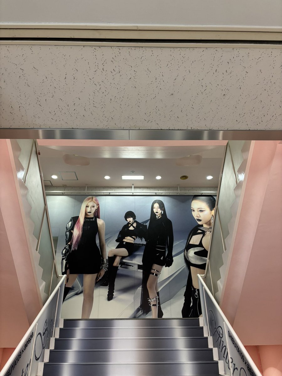 aespaポップアップ
なんとか買えてよかった、！
えりちゃん可愛かった🌙

#aespa