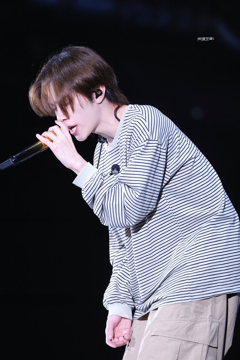 250104 on the way in HK

#Hendery #黄冠亨 #헨드리 
#WayV #威神V #웨이션브이