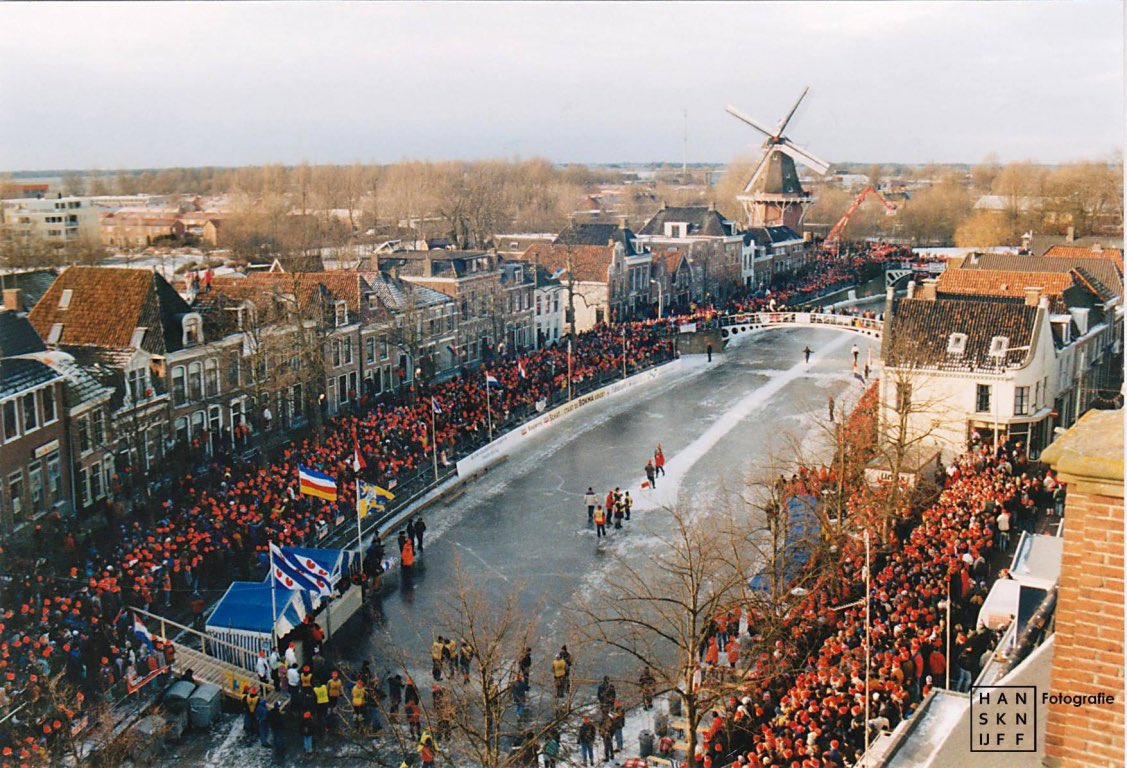 Dokkum, exact 27 jaar geleden. Zelf zit ik verstopt onder een van die oranje mutsjes.