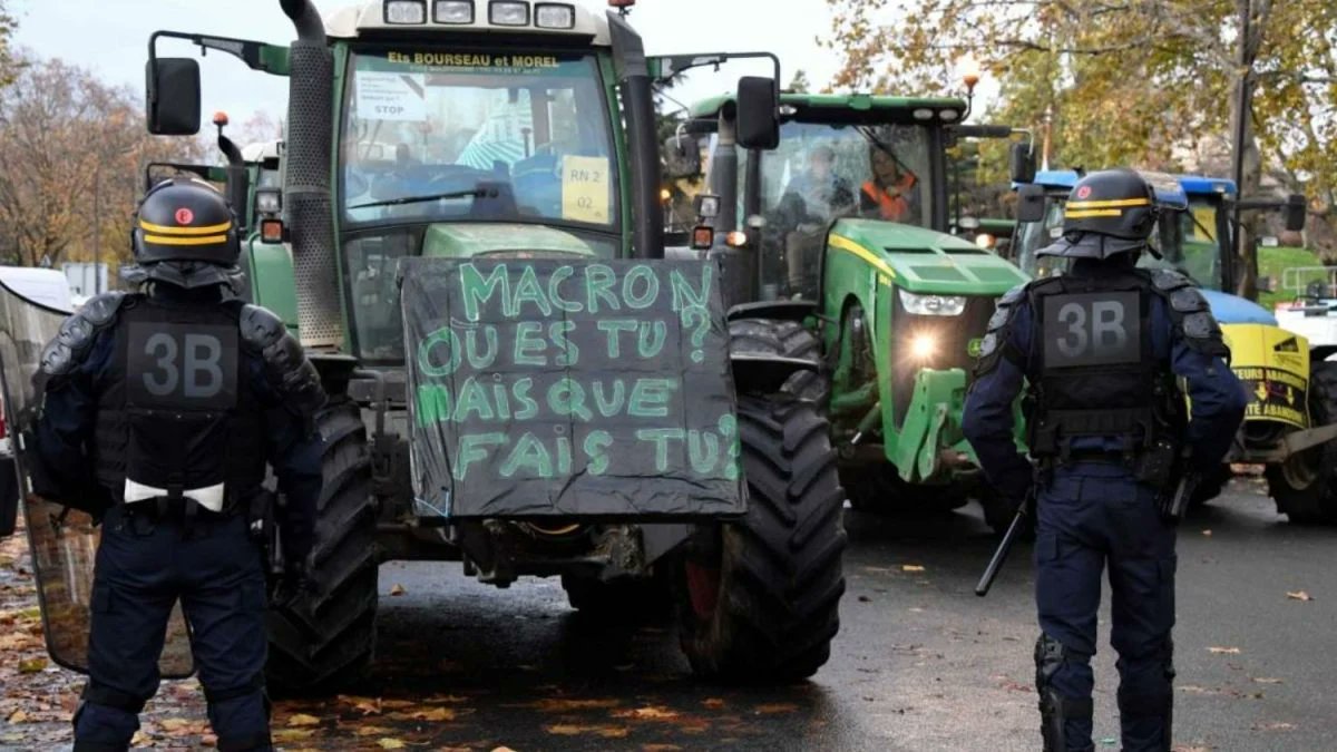 FRTV_INFOS's tweet photo. 🗓️ FEVRIER-MARS : La révolte des tracteurs

D'Occitanie à Paris, d'autoroutes en ronds-points, le mouvement des agriculteurs s'étend sur tout le territoire.

Prix planchers, baisse des taxes et des normes 🇪🇺, le monde agricole demande simplement de vivre dignement de son travail. https://t.co/HCeBMtd6bI