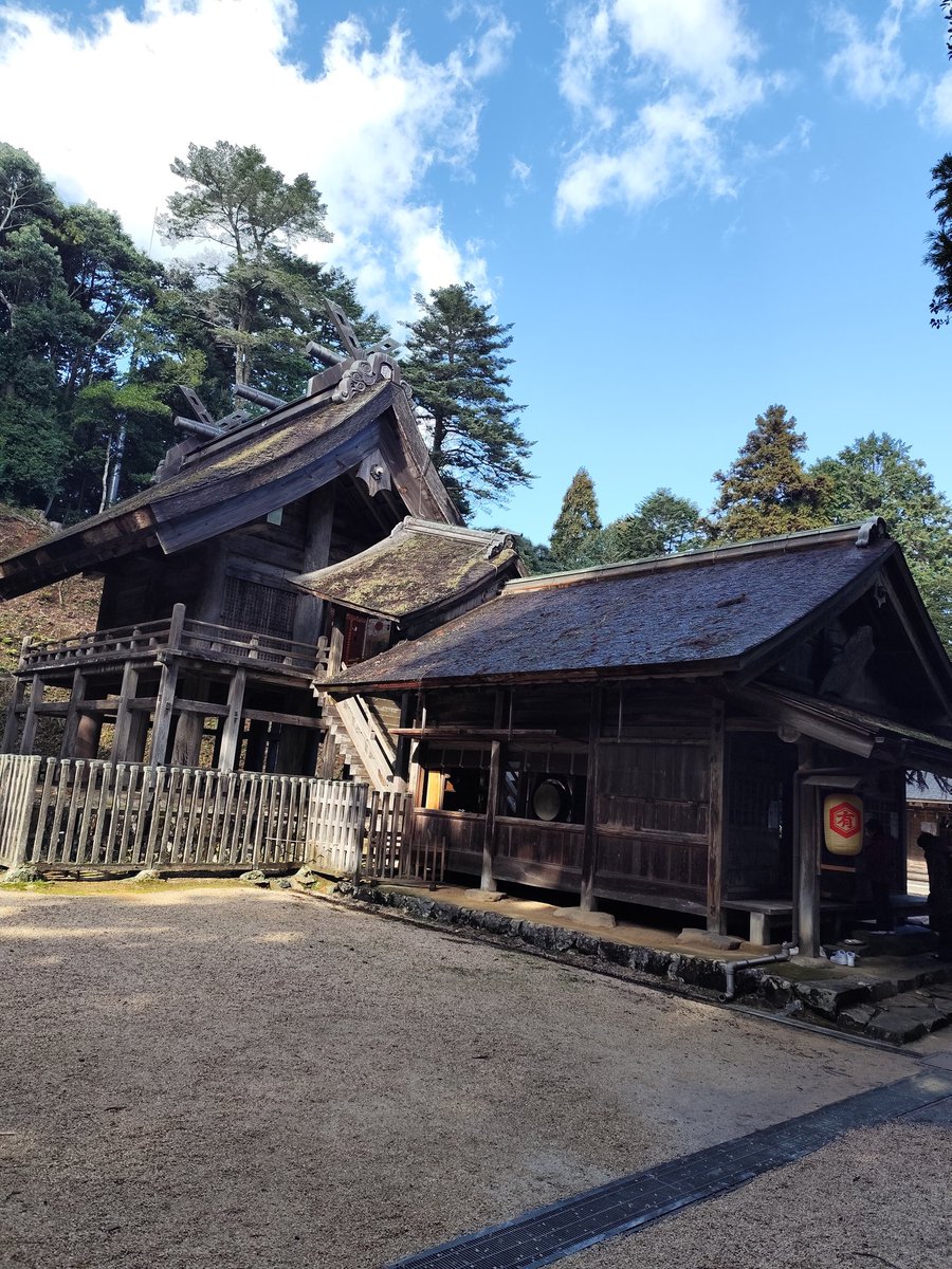 BAKIBAKI1202's tweet photo. 元旦も出雲の神社巡り。
神魂と言う神社。ネーミングだけでなく、空気感も素敵でした。

本殿は現存する日本最古の大社造りで国宝だそうで。

ずっと旅をしていたら、食も偏ってきがちなので、毒をだしていかねば。

#毒出し祭り https://t.co/lJcsXjULCf