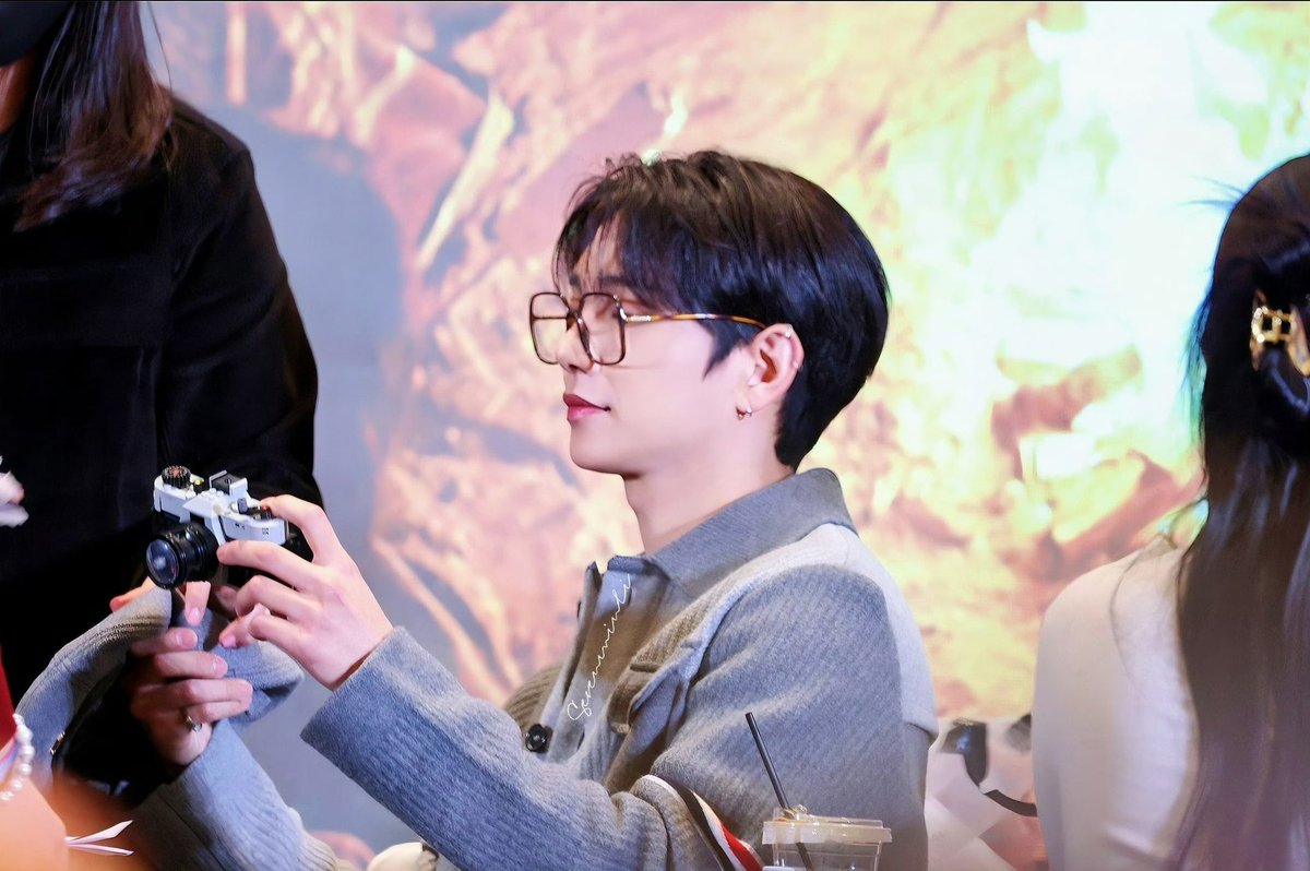 241229 yzy🖊️🐈‍⬛🦌

📸💜💙

cr. 糖炒板力_Sevenminli（from weibo）