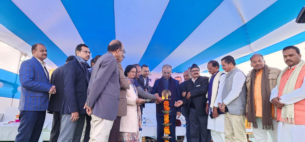 Saran_dm's tweet photo. #completeimmunisation #healthandwellnesscenter #Bihar #saran #chapra Information & Public Relations Department, Government of Bihar 
टीकाकरण में बिहार देश में पहले स्थान पर, संपूर्ण टीकाकरण को लेकर विभाग संकल्पित: मंगल पांडेय 

• राज्य में 1000 टीकाकरण कॉर्नर का शुभारंभ 
•स्वास्थ्य मंत्री ने सारण की धरती से पूरे राज्य में 1000 टीकाकरण कॉर्नर का किया उद्घाटन 
• सारण में भी प्रत्येक प्रखंड में 2-2 टीकाकरण कॉर्नर का हुआ शुभारंभ 

छपरा। पूर्ण टीकाकरण के लक्ष्य को प्राप्ति के उद्देश्य से राज्य के एक हजार हेल्थ एंड वेलनेस सेंटरो पर टीकाकरण कॉर्नर का उद्घाटन सूबे के माननीय स्वास्थ्य मंत्री मंगल पांडेय के द्वारा सारण जिले के सोनपुर के शाहपुर स्थित हेल्थ एंड वेलनेस सेंटर पर किया। यहीं से पूरे राज्य में 1000 टीकाकरण कार्नर के उद्घाटन किया गया। मंत्र ने कहा कि प्रधानमंत्री नरेंद्र मोदी के मार्गदर्शन और सीएम नीतीश कुमार की अगुआई में लगातार स्वास्थ्य सुविधाओं को सुदृढ़ किया जा रहा है। आज बिहार राज्य पूरे देश में टीकाकरण के मामले में पहले स्थान पर है। हमें इस उपलब्धि को बरकरार रखना है। उन्होंने कहा कि राज्य में मात्र 26 ऐसे प्रखंड है जहां 80 प्रतिशत से कम टीकाकरण हुआ है। आने वाले तीन माह में इसे बढ़ाया जायेगा। टीकाकरण के लक्ष्य को हासिल पूर्व में 1000 टीकाकरण कॉर्नर का शुभारंभ किया गया था। जिसका परिणाम है कि राज्य में 92 प्रतिशत टीकाकरण का लक्ष्य हासिल किया गया है। उन्होंने स्वास्थ्य कर्मियों को लक्ष्य दिया कि आनेवाले 3 माह में पूरे राज्य में 96 प्रतिशत टीकाकरण के लक्ष्य को प्राप्त करने की दिशा में कार्य करें। राज्य के 0 से 5 वर्ष आयु वर्ग के सभी बच्चों को विभिन्न प्रकार की जानलेवा बीमारियों से बहुमूल्य जीवन की सुरक्षा हेतु नियमित टीकाकरण कार्यक्रम के तहत टीकाकरण कराया जा रहा है। इसी क्रम में टीकाकरण के सुदृ‌ढ़ीकरण हेतु पूर्व से संचालित 1000 हेल्थ एंड वेल्नेस सेन्टर  के अतिरिक्त अन्य 1000 केन्द्रों पर इसे विस्तारित किया जा रहा है। इन केन्द्रों पर टीकाकरण के प्रसार से जनमानास को गुणवतापूर्ण टीकाकरण की अतिरिक्त सुविधा प्राप्त हो रही है। सप्ताह तीन दिन यथा सोमवार, मंगलवार एवं गुरुवार को टीकाकरण कॉर्नर  बनाकर टीकाकरण का कार्य प्रारम्भ किया गया है। जिससे लाभार्थियों को गुणवत्ता पूर्ण टीकाकरण सेवा प्राप्त हो रही है। हेल्थ एंड वेल्नेस सेन्टर पर टीकाकरण का कार्य प्रारम्भ होने के उपरांत वैसे लाभार्थी जो किसी कारणवश अपने निर्धारित टीकाकरण सत्र स्थल पर निर्धारित दिन उपस्थित नहीं हो पा रहे हैं, उन्हें अन्य दिवस पर टीकाकरण की सुविधा उपलब्ध कराया जा रहा है। टीकाकरण से वंचित इन लाभार्थियों को आशा / अन्य उत्प्रेरक के माध्यम से इन टीकाकरण केन्द्रों पर उत्प्रेरित कर टीकाकरण किया जायेगा।

मंत्री ने कहा कि हेल्थ एंड वेलनेस केन्द्र पर टीकाकरण के साथ साथ 12 प्रकार की प्राथमिक स्वास्थ्य सेवायें यथाः गर्भावस्था एवं प्रसव दौरान, नवजात एवं शिशु स्वास्थ्य, बाल्य एवं किशोर स्वास्थ्य, परिवार नियोजन, संचारी रोग, सामान्य नेत्र, नाक, कान, गला रोग, बुनियादी मौखिक स्वास्थ्य, बुजुर्ग एवं उपशामक स्वास्थ्य, सेवाएँ और राष्ट्रीय स्वास्थ्य कार्यक्रम एवं मानसिक स्वास्थ्य रोग प्रबंधन संबंधित सेवायें प्रदान की जा रही है। 

सुहर्ष भगत कार्यपालक निदेशक, राज्य स्वास्थ्य समिति के साथ-साथ  राजेश कुमार उप सचिव सह प्रशासी पदाधिकारी राज्य स्वास्थ्य समिति, डा. वाई. एन. पाठक अपर निदेशक-सह- राज्य प्रतिरक्षण पदाधिकारी राज्य स्वास्थ्य समिति के पदाधिकारीगण सहित सिविल सर्जन, जिला प्रतिरक्षण पदाधिकारी सारण सहित जिला स्तरीय पदाधिकारी, स्वास्थ्य कर्मी एवं सहयोगी संस्थाओं के प्रतिनिधिगण सम्मिलित हुये। इस कार्यक्रम में राज्य अन्तर्गत 38 जिलों के चिन्हित हेल्थ एंड वेल्नेस सेंटर से संबंधित जिला के सिविल सर्जन सहित अन्य पदाधिकारी एवं कर्मीगण वर्चुअल माध्यम से सम्मिलित हुये। मौके पर सिविल सर्जन डॉ सागर दुलाल सिन्हा, डीआइओ डॉ चंदेश्वर सिंह,डीएमओ डॉ दिलीप सिंह,प्रभारी चिकित्सा पदाधिकारी डॉ पूनम,आरपीएम प्रशांत कुमार, डीपीएम अरविन्द कुमार,डीपीसी रमेश चंद्र कुमार, डीसीएम ब्रजेन्द्र कुमार सिंह, यूनिसेफ़ एसएमसी आरती त्रिपाठी, डबल्यूएचओ के एसएमओ डॉ रंजीतेश कुमार, सिफार के डीपीसी गणपत आर्यन समेत अन्य मौजूद थे।