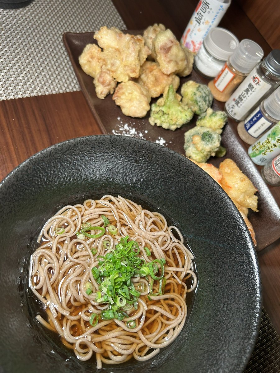 soooyan2's tweet photo. あけましておめでとう🎍
カオソーイのスープを煮込んでいたら年を越したそーやんです🤭笑

今年は
早速、1月に勉強の為カオソーイ発祥の地「チェンマイ」(THAILAND)に行く予定を立てていて、たくさん吸収して新たな挑戦を本格的にスタートさせる1年にしたいと思います。 https://t.co/dCN1QCOP0x