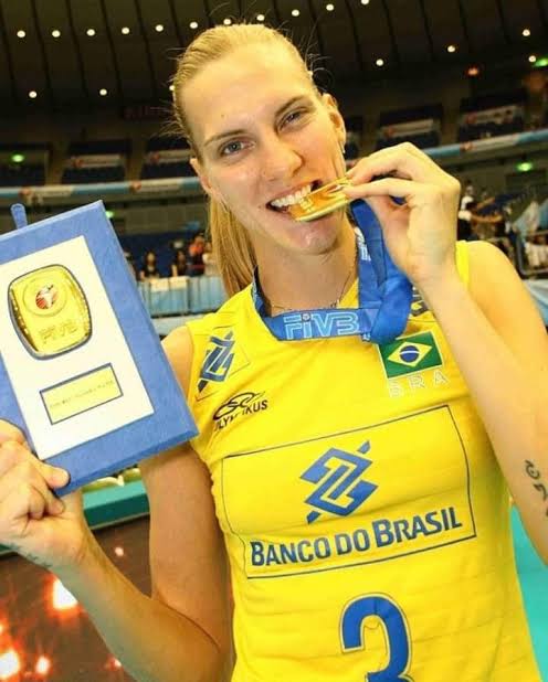 ThiagoLuiizin's tweet photo. @caiosottam A única que seria melhor que a Sheila se tivessse permanecido na saída= https://t.co/2pWV7GPavj