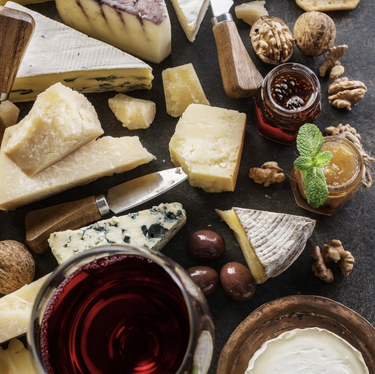 𝐆𝐨𝐞𝐝𝐞 𝐯𝐨𝐨𝐫𝐧𝐞𝐦𝐞𝐧𝐬
Het is weekend! En wat is een weekend zonder een heerlijk borrelhapje? Maak ook dit jaar van je borrelplank weer een feestje, enjoy! 😃

📍 De Kaashelden, Dalfsen