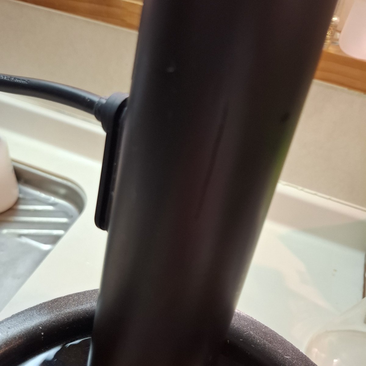 _kc_i's tweet photo. 低温調理器のボニーク買ってから１年も経ってないのにエラーが出たり直ったりでどうにか使えてたんだけど、本体に亀裂が入りはじめて遂にディスプレイの縁にまで割れた😕
落としてないのにひび割れが憎い。2万円したのにーーーーー https://t.co/sqA4rYXl9f