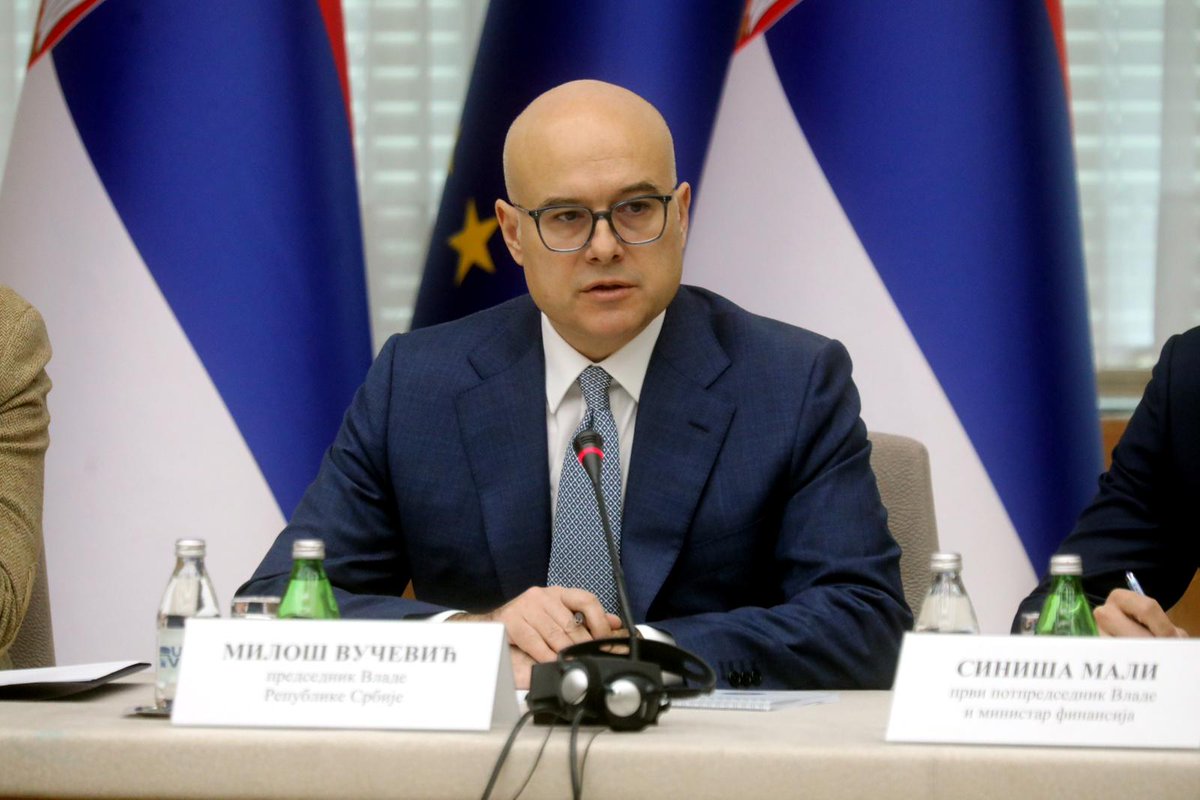 milos_vucevic's tweet image. Одржали смо седницу Владе Србије којој је присуствовао и председник Србије Александар Вучић. Одлуком Владе Србије, за сутра је у Србији проглашен Дан жалости због трагедије која се догодила у Црној Гори.