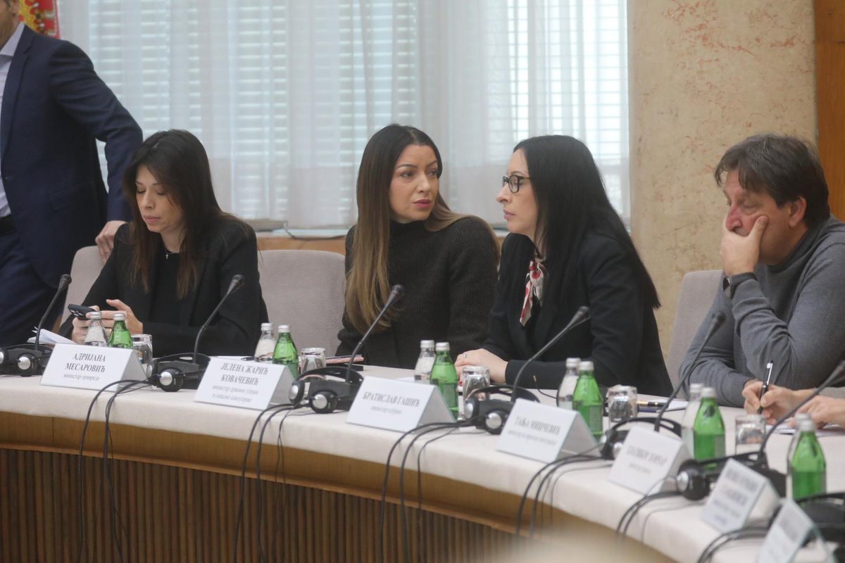 milos_vucevic's tweet image. Одржали смо седницу Владе Србије којој је присуствовао и председник Србије Александар Вучић. Одлуком Владе Србије, за сутра је у Србији проглашен Дан жалости због трагедије која се догодила у Црној Гори.