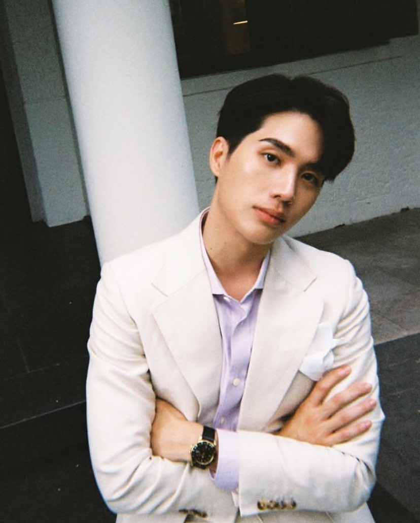 macruvers's tweet image. terima kasih Tuhan telah membiarkan fosil dinosaurs terdegradasi dan menjadi minyak bumi yang digunakan untuk bahan bakar mobil yang membawa mamanya sarin ke rumah sakit untuk menghadirkan seorang SARIN RONNAKIAT di bumi ini pada 30 tahun yang lalu