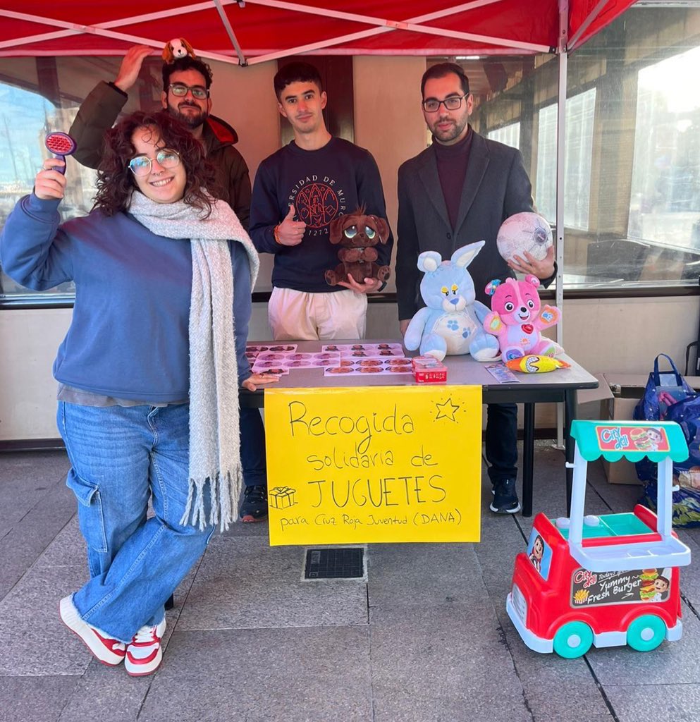 JaviCL977's tweet photo. ❤️🎁 Gracias a l@s vecin@s que han participado en la recogida de juguetes de @JSAlcantarilla. 

Queríamos que esta recogida fuera un gesto de unidad y empatía hacia quienes más lo necesitan, y así ha sido.

👏🏻 Gracias a Cruz Roja Juventud por su colaboración en la distribución. https://t.co/J5wZJhrROd