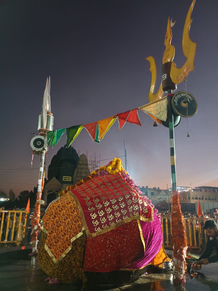 panditmishraji's tweet image. || श्री शिवाय नमस्तुभ्यं ||
आज दिनांक 04 -01-2025 शनिवार  को कुबेरेश्वर धाम सीहोर के प्रदोष काल संध्या आरती का भव्य दर्शन
कुबेरेश्वर भंडारी आप सभी की मनोकामना पूरी करे
#kubereshwardhamsehore #kubereshwarmahadev #sihorewale 
#kubereshwardhamkeupay #Pandit_Pradeep_Ji_Mishra