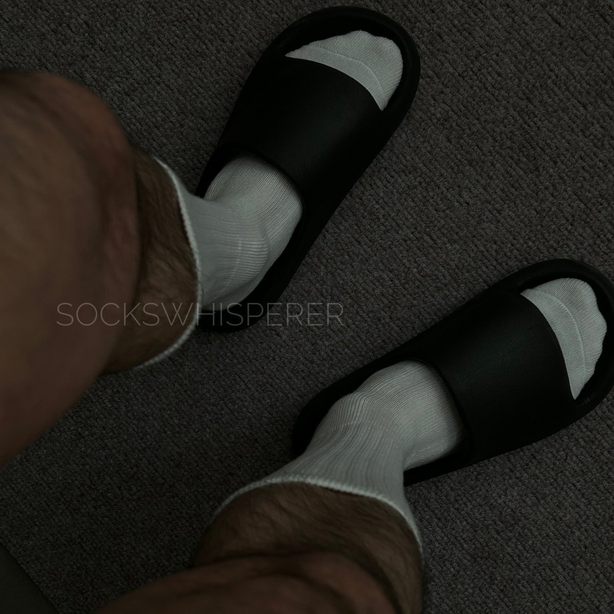 sockswhisperer's tweet photo. 怎么这么黑？因为那个谁怕亮……💦💦 https://t.co/8hS998zvqK