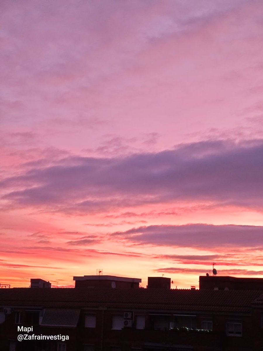 Zafrainvestiga's tweet photo. @AlexMuozGarc @lasextameteo @JoannaIvars @Adricor_fer @marcredondo @fcocachometeo @sextaNoticias @martabarbolla_8 @alvaronavvv @Produccionsn Bon dia, Àlex.
Cel en flames😍 una preciositat 👏👏
Hui a #Barcelona també en ha regalat el cel una preciositat d'albada 😍
#4Gener https://t.co/fEOFoYacgb