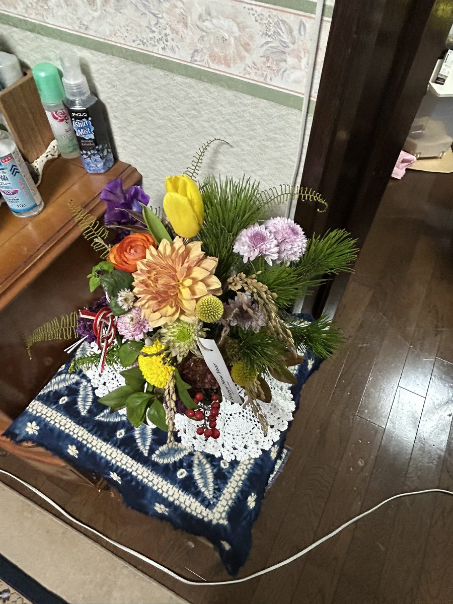 sumisun_suzu's tweet photo. ばぁちゃん家の飾ってあったお花が既視感満載なんですけど！ https://t.co/oluwIq2tUo