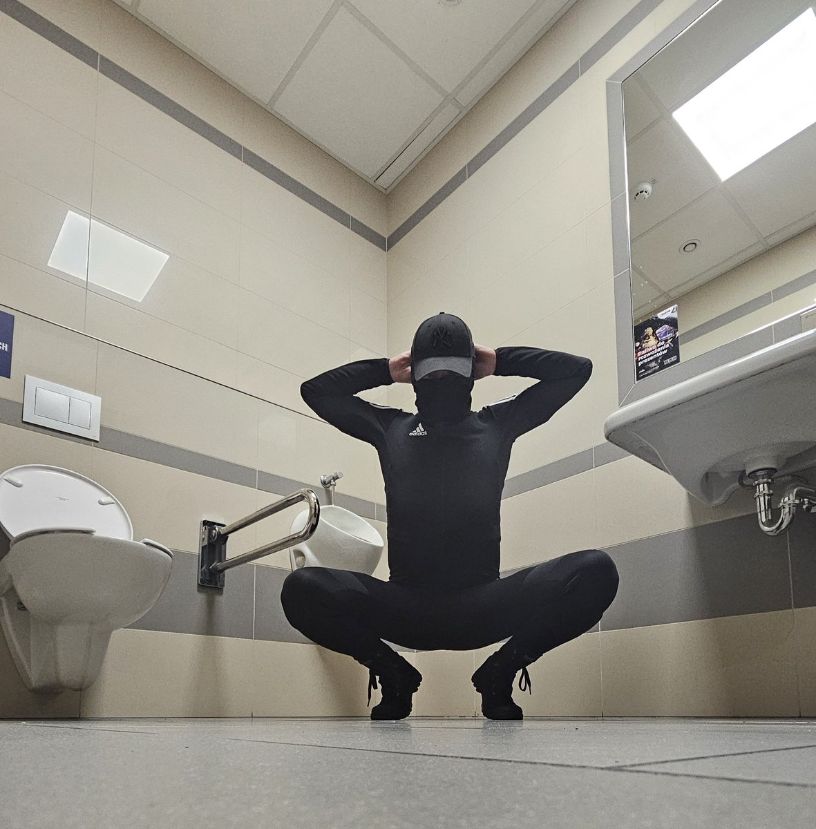 I'm wondering if you're interested in a photo of me on my knees from every toilet I visit?
#gay #top #houseboy #chastity #teamlocked  #cybermaster #cyberslave #onlinedom #onlineslave #gaybdsm #selfbondage
Jsteście zainteresowani zdjęciem na kolanach z każdego kibla jaki odwiedzę?
