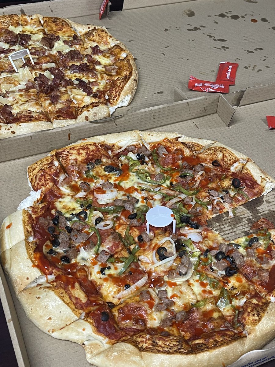 sikaterin's tweet photo. Pwede namang itry ko both diba, pero pag nakapili na kasi ako, yun na.. 

And my choice, na never nagbago, is itong combo- meat with green bell pepper strips. 🍕🫑✨ https://t.co/lgqC4NXJJF