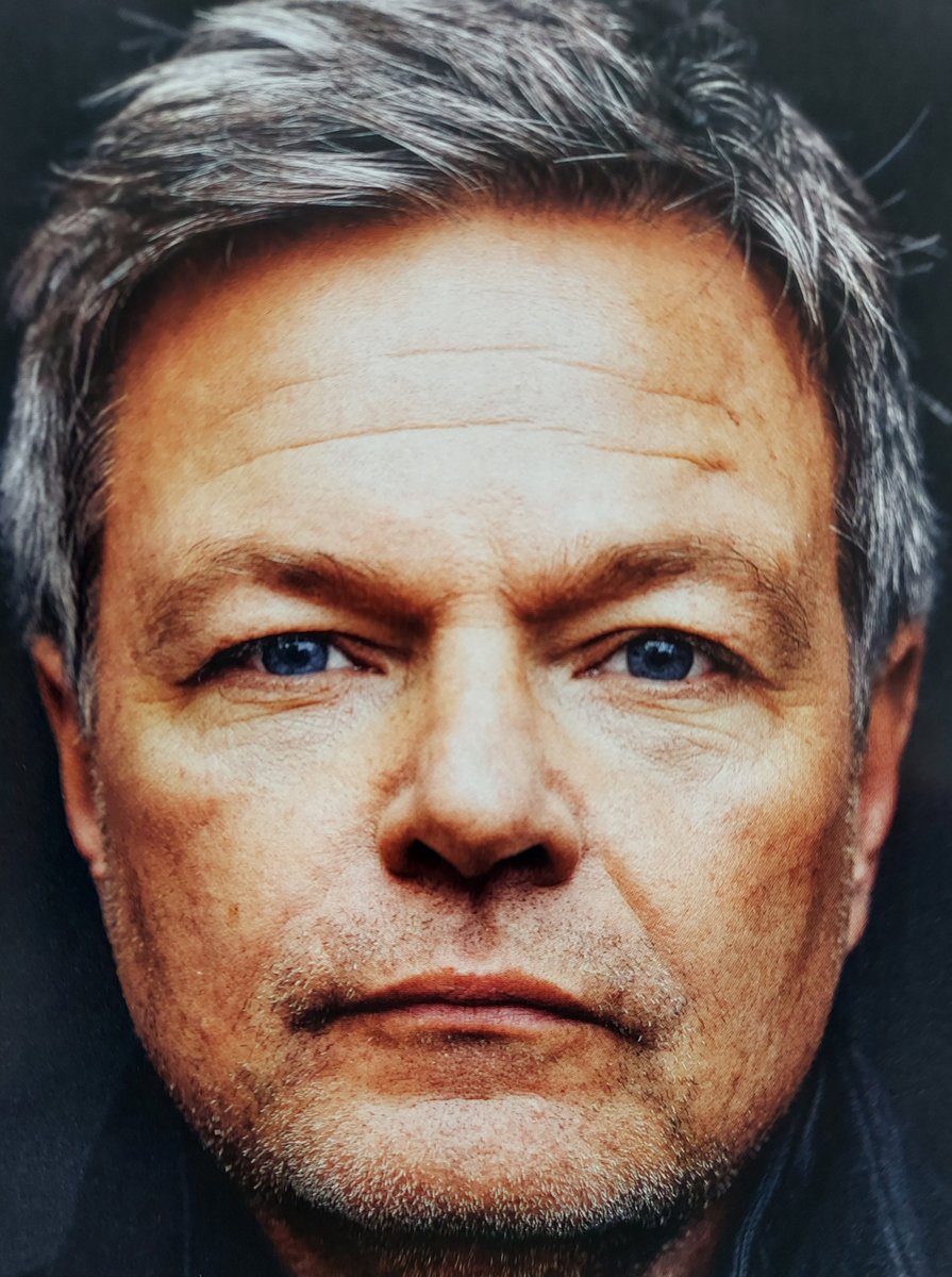 Seit er unsere Wirtschaft geschrottet hat, spielt <a href="/roberthabeck/">Robert Habeck</a> nicht mehr den netten Posterboy.

Sein neues Programm sind Meldestellen, Strafanzeigen, Zensur und Drohungen. Mimik und Blick erinnern an ganz düstere Zeiten.