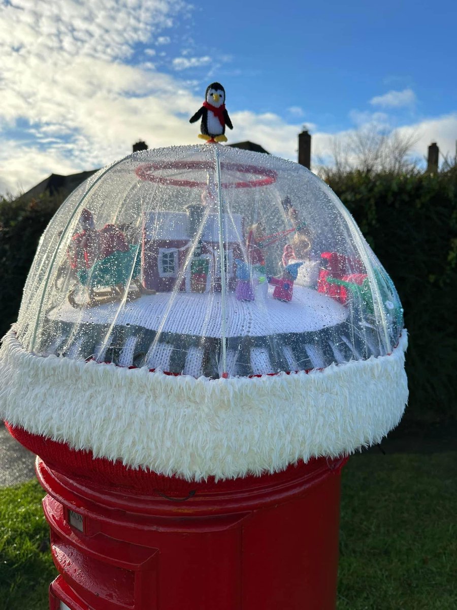 1_womans_whisky's tweet photo. A delightful snow globe post box topper in Shropshire. I can’t take credit for the photos (ir was dark when I saw ir), but had to share.
#PostboxSaturday #gettingcrafty #Shropshire https://t.co/luReAtEtPP