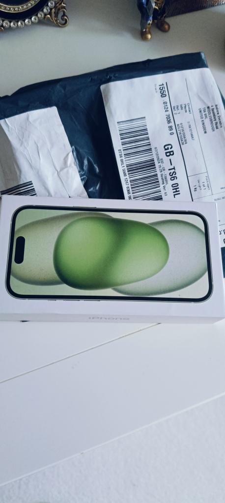 schvonsky's tweet photo. @MartinSLewis  hello I received the wrong phone from https://t.co/MPnPVGqANh on the 10th December it should have been a galaxy Samsung s24 I sent it back to it https://t.co/MPnPVGqANh 22nd December I have not  received the Samsung phone. I  call them many many times and nothing https://t.co/7BgnLkGked