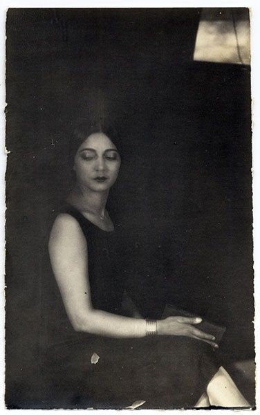 Deserrances's tweet photo. Rosa Covarrubias by Tina Modotti, 1920s https://t.co/ZFsTwnV6Ml