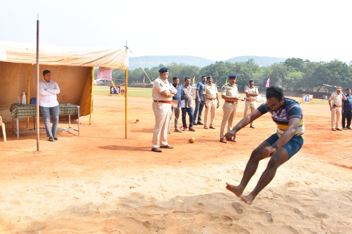 Kadapa_Police's tweet image. ✅ పకడ్బందీగా కొనసాగుతున్న పోలీసు కానిస్టేబుల్ నియామక  దేహ ధారుడ్య పరీక్షలు
✅ పరీక్షలను పర్యవేక్షించిన  కడప జిల్లా ఎస్పీ శ్రీ వి.విద్యాసాగర్ నాయుడు  ఐపియస్ గారు.
#kadapapolice 
#APSLPRB 
#APPolice 
#APPOLICE100