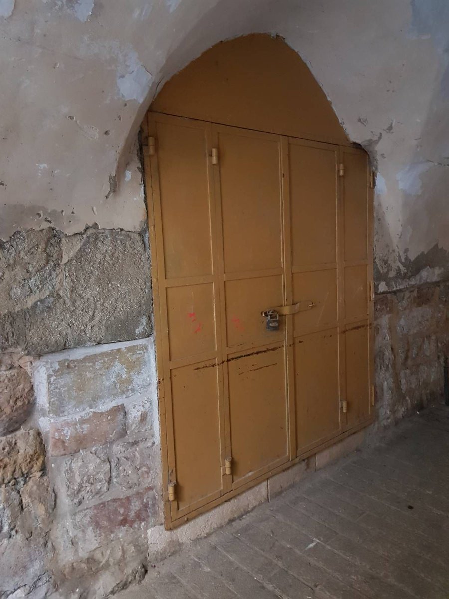 ISMPalestine's tweet image. December 30 - #alkhalil / #hebron

#The stores in the old souq in al Khalil closest to the al Ibrahimi Mosque checkpoint were forcibly shut by soldiers as soon as they tried to open today. "We're afraid they'll seal the shops with all the stock inside," they said.