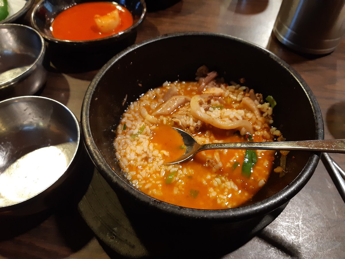 yang9602's tweet photo. 가족이랑 농민백암순대 가서 순대 국밥 한 그릇 먹고 왔음. 워낙 유명한 맛집이라 1시간 기다려서 먹었는데 국물도 fuckfuck하고 고기도 꽤 많이 들어서 진짜 맛있었음! 깍두기 국밥에 올려 먹으면 더 맛있음. 이 집 해장국은 정말 일품이란 말이야. https://t.co/D9Aoho2phF