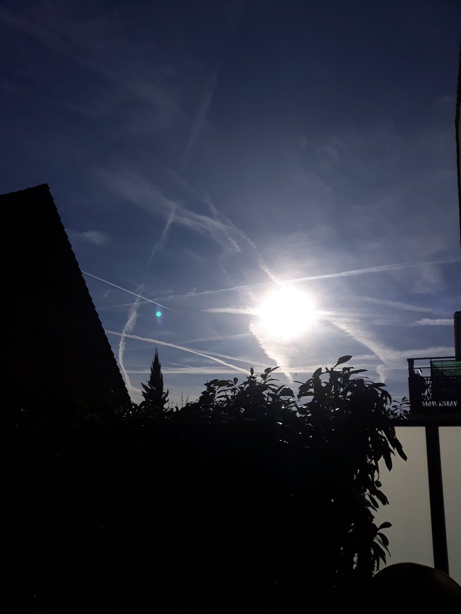 lamoulish's tweet photo. C'est quoi ce bordel dans le ciel #Chemtrails https://t.co/37if3R9amC