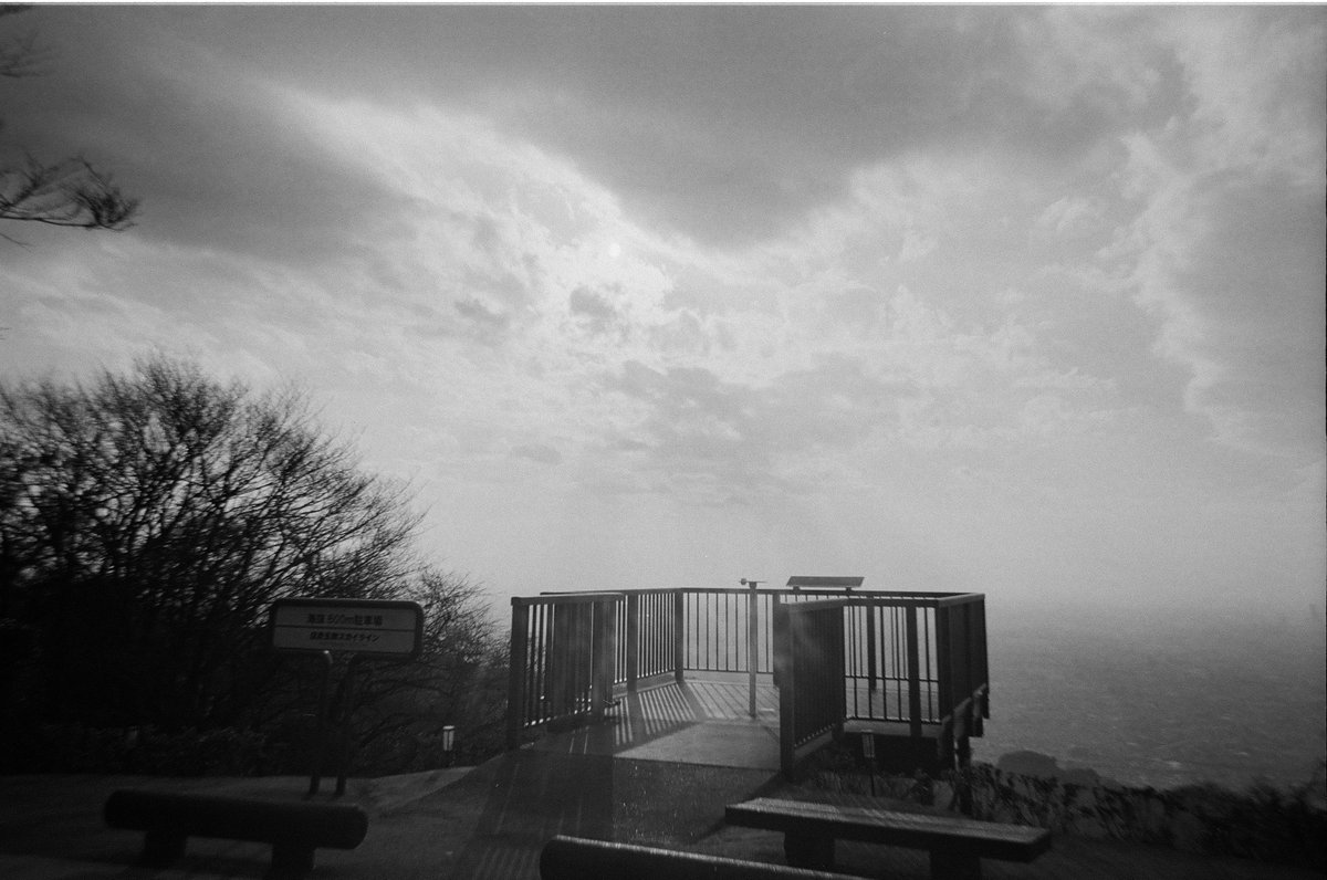 kazu1200_SR's tweet photo. ２０２４年２０２５年

Kodak M38 Film Camera
ILFORD XP2 SUPER 400

#信貴生駒スカイライン
#海抜600ｍ駐車場展望デッキ
#立石越駐車場
#せや信貴スカ行こう
#生駒山
#初日の出
#KodakM38
#ILFORD
#XP2SUPER
#モノクロフィルム https://t.co/VIWSFJml8N