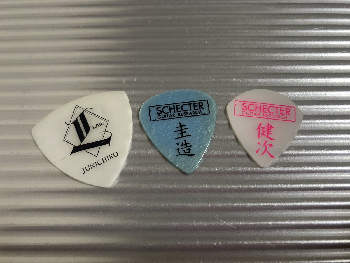 otoya_ottie's tweet image. 年末年始は1/11に向けてひたすらLAIDのギターを弾く日々ですが、実家でやべぇもの発掘しました☺️
スタッフやゲストに配ったラストライブのセットリスト。
あとピック。
とりあえずピックは淳一郎さんに戻そうかな。笑
#LAID #KINGRYO