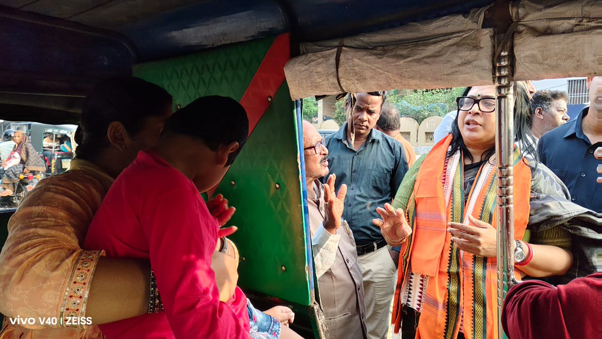 AnitaSubhadars1's tweet photo. ଖଲ୍ଲିକୋଟରେ ଏକ ଦିବ୍ୟାଙ୍ଗ ଶିଶୁଙ୍କ ସହ ଦେଖା ହେଲା ଏବଂ ତାଙ୍କ ସ୍ୱାସ୍ଥ୍ୟ ଅବସ୍ଥା ଦେଖି ମନକୁ ବହୁତ ବ୍ୟଥିତ ଲାଗିଲା।

ସାଙ୍ଗରେ ଥିବା ତାଙ୍କ ପରିବାର ସହ କଥାବାର୍ତ୍ତା ହୋଇ ସେ କିପରି ସରକାରୀ ଯୋଜନା ସହାୟତା ମାଧ୍ୟମରେ ସୁସ୍ଥ ହୋଇପାରିବେ ତାଙ୍କୁ ପ୍ରତିଶ୍ରୁତି ଦେଲି।
#AskaPC https://t.co/OoY45OgwPr