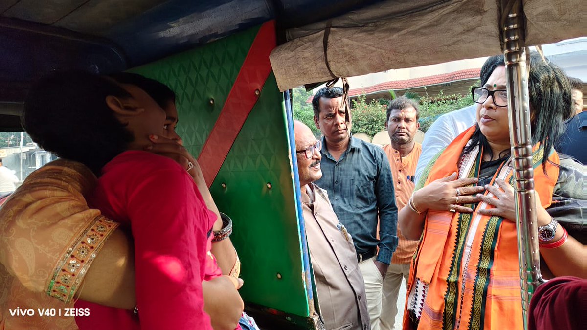 AnitaSubhadars1's tweet photo. ଖଲ୍ଲିକୋଟରେ ଏକ ଦିବ୍ୟାଙ୍ଗ ଶିଶୁଙ୍କ ସହ ଦେଖା ହେଲା ଏବଂ ତାଙ୍କ ସ୍ୱାସ୍ଥ୍ୟ ଅବସ୍ଥା ଦେଖି ମନକୁ ବହୁତ ବ୍ୟଥିତ ଲାଗିଲା।

ସାଙ୍ଗରେ ଥିବା ତାଙ୍କ ପରିବାର ସହ କଥାବାର୍ତ୍ତା ହୋଇ ସେ କିପରି ସରକାରୀ ଯୋଜନା ସହାୟତା ମାଧ୍ୟମରେ ସୁସ୍ଥ ହୋଇପାରିବେ ତାଙ୍କୁ ପ୍ରତିଶ୍ରୁତି ଦେଲି।
#AskaPC https://t.co/OoY45OgwPr