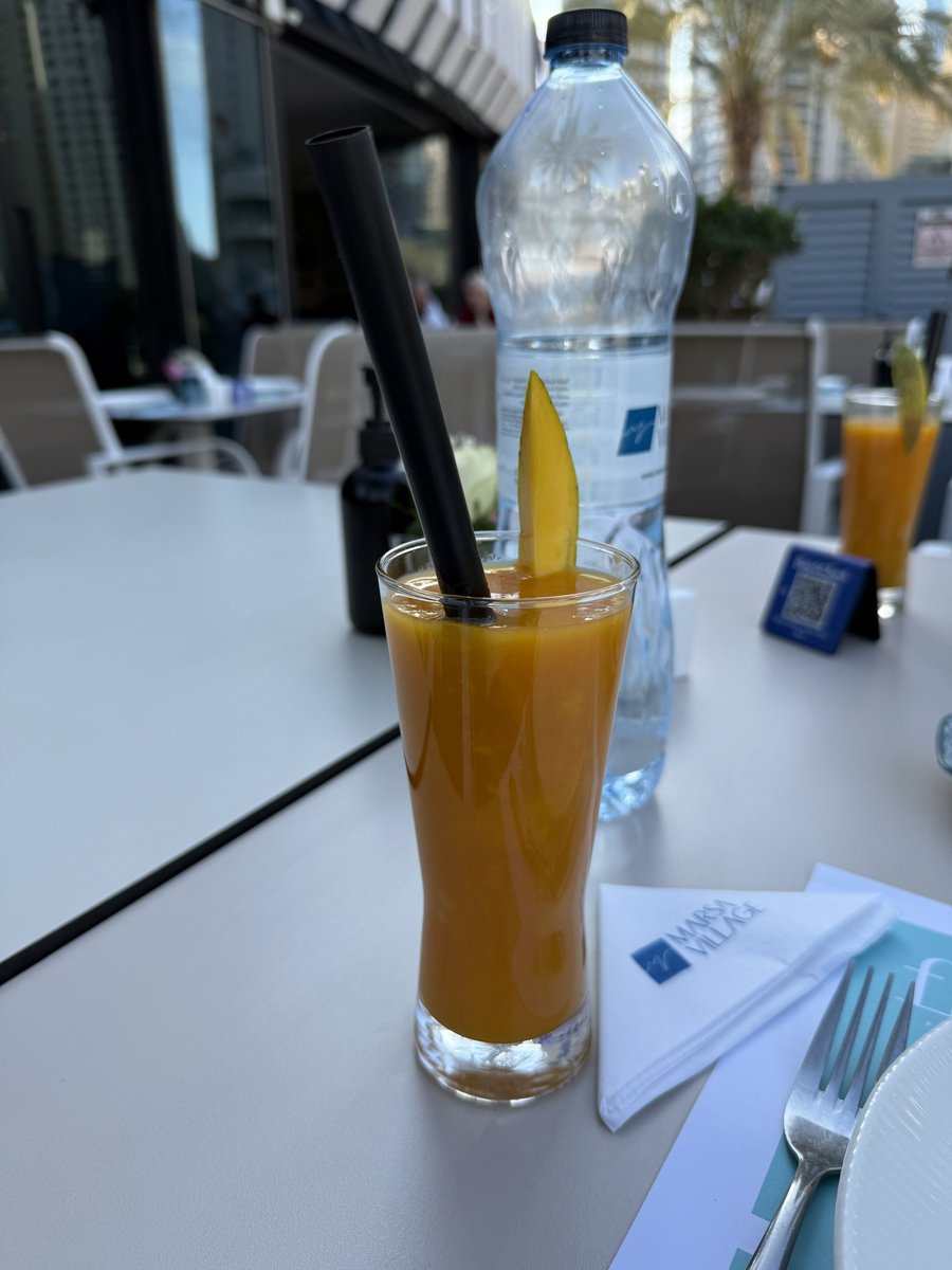 wallstwolverine's tweet photo. En Occidente con pajitas de papel que se derriten, mientras tanto las pajitas en el resto del mundo: https://t.co/cwNYzPG0QS