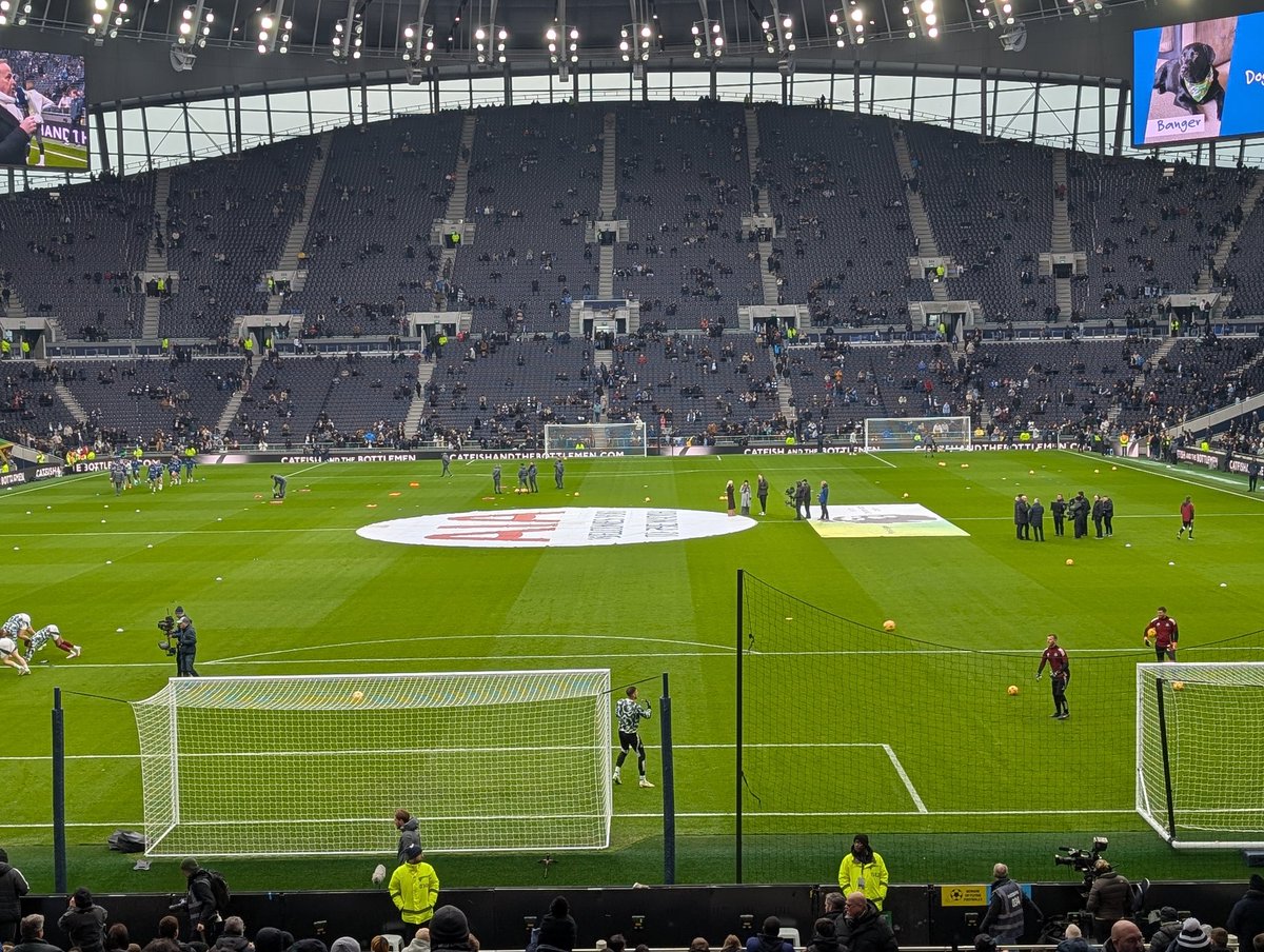 RobP0810's tweet photo. It might be cold and the risk of snow on the drive home but at @SpursStadium watching @SpursOfficial #earlystart #coys #totnew https://t.co/NFvAKkFeJZ