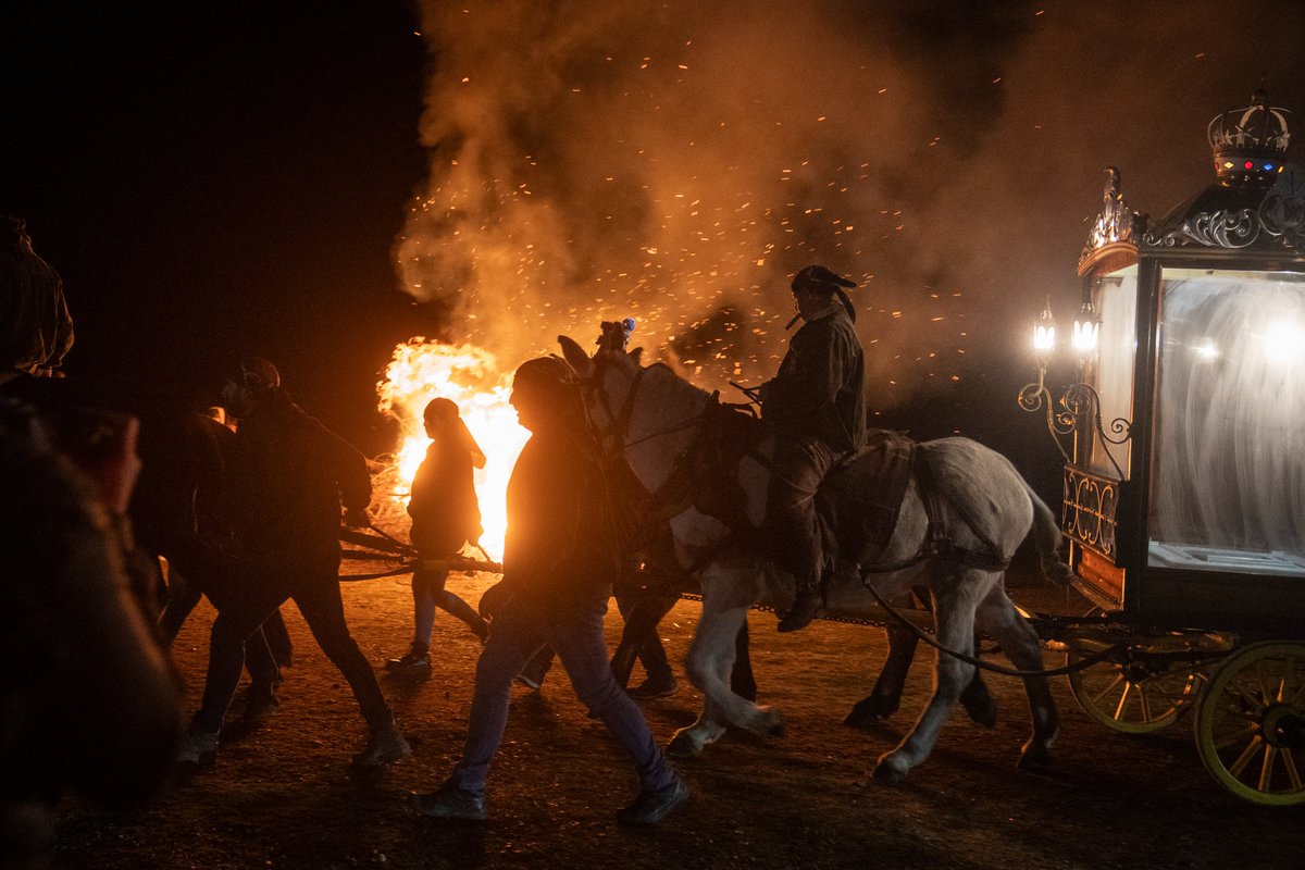 🔥 Tradición y fuego: la Virgen de los Pegotes ✨En Nava del Rey (Valladolid), la noche se ilumina 2 veces al año con esta procesión única, declarada de Interés Turístico Nacional. Fusiona tradición y mística. Texto y fotos de <a href="/elimedeaphoto/">Elisa González</a> ♥️🔗
laperdizrojamagazine.es/laperdizroja/t…