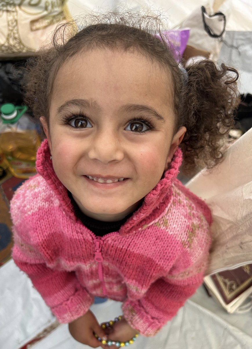 BasharInshasi's tweet image. I suggest you think better of this child, she has suffered all kinds of pain, a child who lost her home, her toys and her entire childhood. The least you can do for her is to save her life and her family and put a smile on her face
She depends on you
gofund.me/db117389