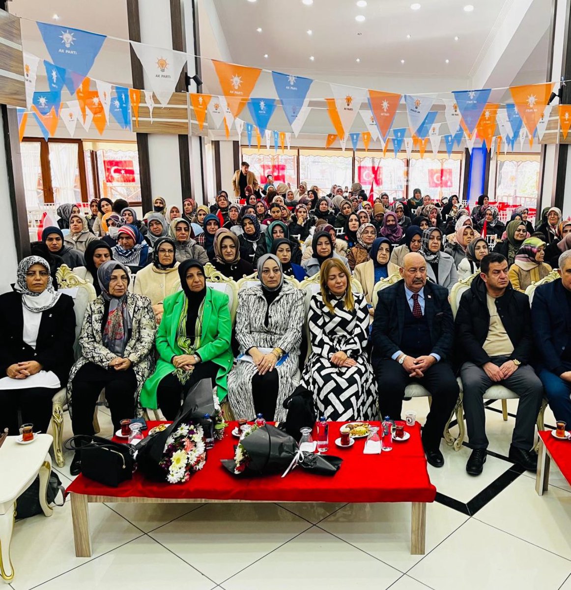 İl Başkan V.<a href="/abdullahcalim65/">Abdullah Çalım</a>, İl Kadın Kolları Bşk <a href="/zerrin_alpaslan/">Zerrin Alpaslan</a>, BB Meclis Grup Başkan V.<a href="/havvaduran65/">Havva DURAN</a>,Tuşba İlçe Başkanı <a href="/umitkanan72/">Ümit KANAN</a> ve sevgili eşim <a href="/FilizCinarbay/">Filiz Çınarbay🟢🇹🇷</a> ile birlikte Tuşba İlçe Kadın Kolları 4. Olağan kongresine katılım sağladık.