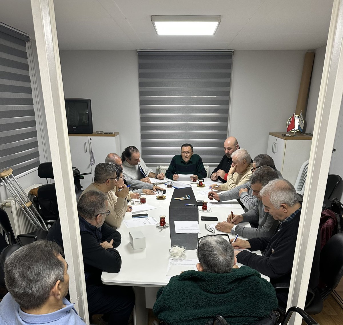 Türkiye Ortopedik Engelliler Federasyonu Yönetim Kurulu Toplantısını özelde ortopedik engelliler, genelde tüm engellilerin toplumsal hayata eşit ve tam katılımını sağlayan yasal hakların kaybedilmesini tek gündem maddesi ile gerçekleştirdi. 

Alınan kararlar doğrultusunda;
 -