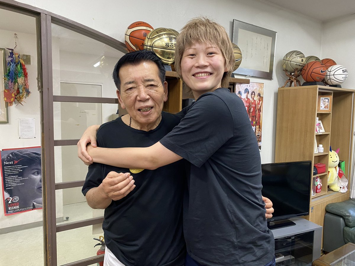Takada08's tweet photo. 大好きな井上先生
私の人生を大きく変えてくれた。

入学時、ドリブルもつけないパスもできないシュートも下手、ただ身長が大きいだけで何もできなかった私にポストプレーのファンダメンタルを繰り返し繰り返し教えていただき、できなければ何回もやり直しをし時には自ら手本を見せて教えてくれたおかげで私のポストプレーの基本が築けました。

先生は桜花が日本一になる事はもちろん、世界で活躍できる選手を育てるという視点でも指導してくれてました。

桜花のファンダメンタルといったらポストプレー。
押し込み、ポジションとるタイミング、足の位置、手の使い方、ディフェンス時の押し出し、間合い、身体を当てるタイミング、センターとしての基礎を学んだ事により世界の大きい相手にも通用した事が東京オリンピックの銀メダルに繋がりました。

先生のバスケットが世界に通用する事を証明できて嬉しかったし、決勝おわってすぐに着信も入っていた事、その後電話した時もめちゃくちゃ嬉しそうに褒めてくれた。
先生と会うといつも
今年のチーム小さいからこういうバスケをするんだ！
この中学に良い選手がいるんだ！
給料はいくらだ！テレビのギャラはいくらだ！車なに乗ってるんだ！
バスケかお金の話…
一時期1人で歩けなくなった時、杖ついて歩いていたからどーせならかっこいい杖と思って龍の4万くらいする杖買ってあげたらすっかり元気になって2.3回しか使ってなかったらしいじゃん！！

自力に歩けるようになってよかったけど…
そんな話も先生の家いったり、喫茶店いったりして話をする事もできないのか。

在学中も卒業してもたわいもない話ができる本当にフレンドリーで尊敬する先生に感謝しています。

先生の様に偉大な人になれるように、そしてバスケをもっと盛り上げられる様に頑張るね！

私を育て成長させてくれてありがとう！
私の心にはずっと先生がいます！
大好きだよ🏀