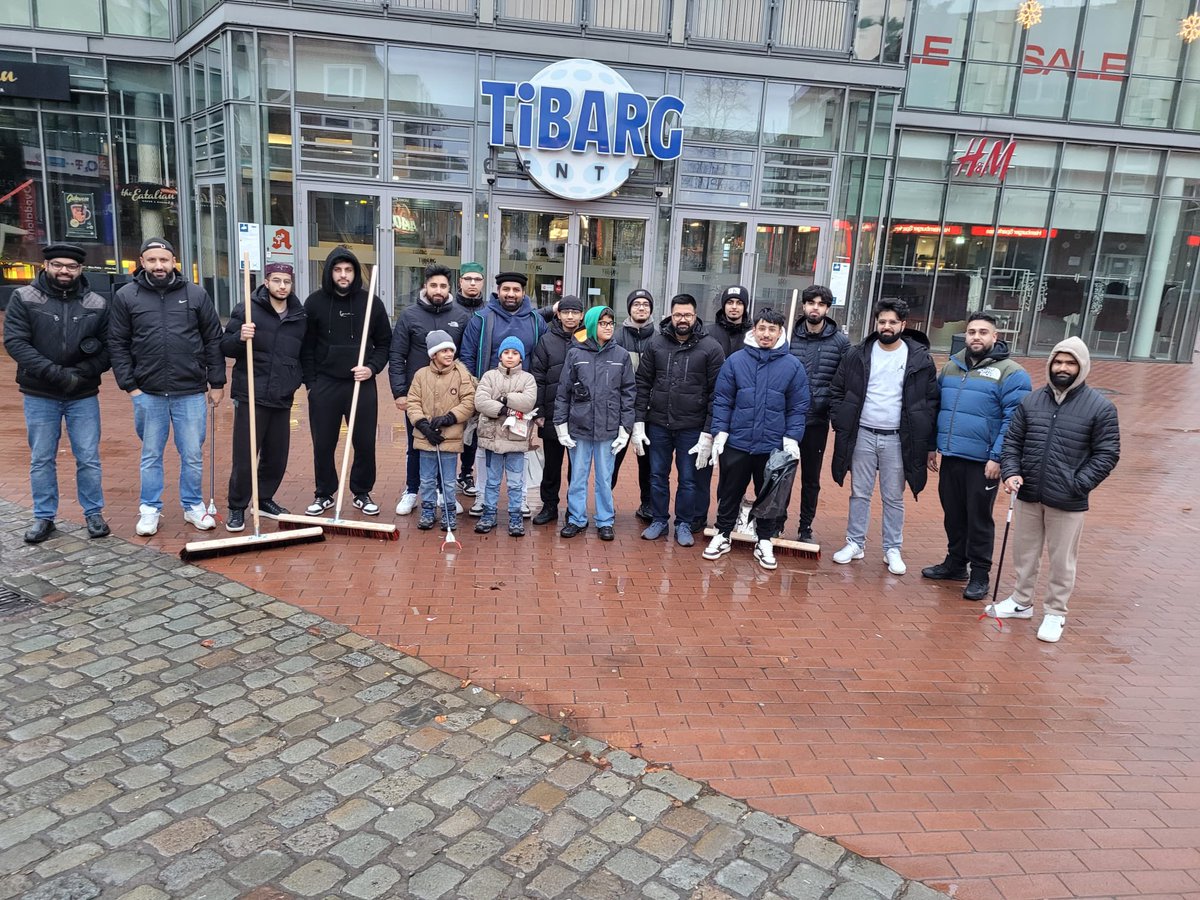 KhuddamHH's tweet photo. Am 01.01.2025 wurde in der Majlis Bait ur Rasheed und in Eidelstedt das Tahajjud-Gebet, das Fajr-Gebet und Waqar-e-Amal abgehalten - ein gesegneter Auftakt, um das Jahr mit Brüderlichkeit, Zusammenhalt und Verantwortung zu beginnen. https://t.co/LeZpUH4EEG
