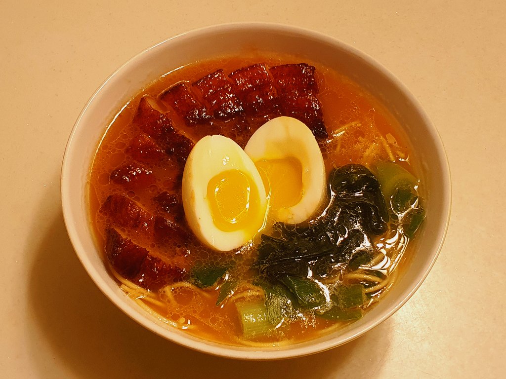 블자 얘들아 밥먹자 시리즈 07
드디어 겨우 시간이...!!! 오랜만에 뭘 만들까 고민하다가 숫자도 넘버 7이겠다 기념비적인 걸 만들어 보았습니다👍 작중에 라멘 언급이 있는만큼!! 각 잡고 차슈/육수부터 했으니 돈 걱정 말고 양껏 먹어줘 얘들아!!🥰💕
#다이야_밥먹자
#타마다_밥먹자