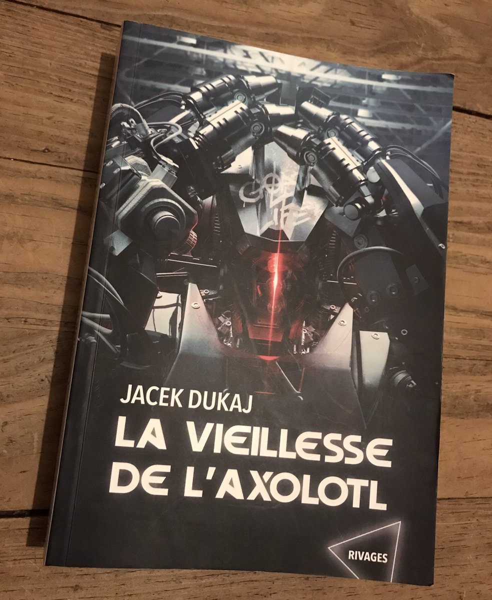 LamiaBrawne's tweet photo. Deuxième lecture 2025 achevée : « La vieillesse de l’axolotl » de Jacek Dukaj @EditionsRivages 

Ça démarre un peu série B geek mais très vite ça touche à de grandes questions, sous des atours de mecha story fun

Texte en p. droite, complété de dessins et infos en p. gauche https://t.co/Aq9ijyvxHL