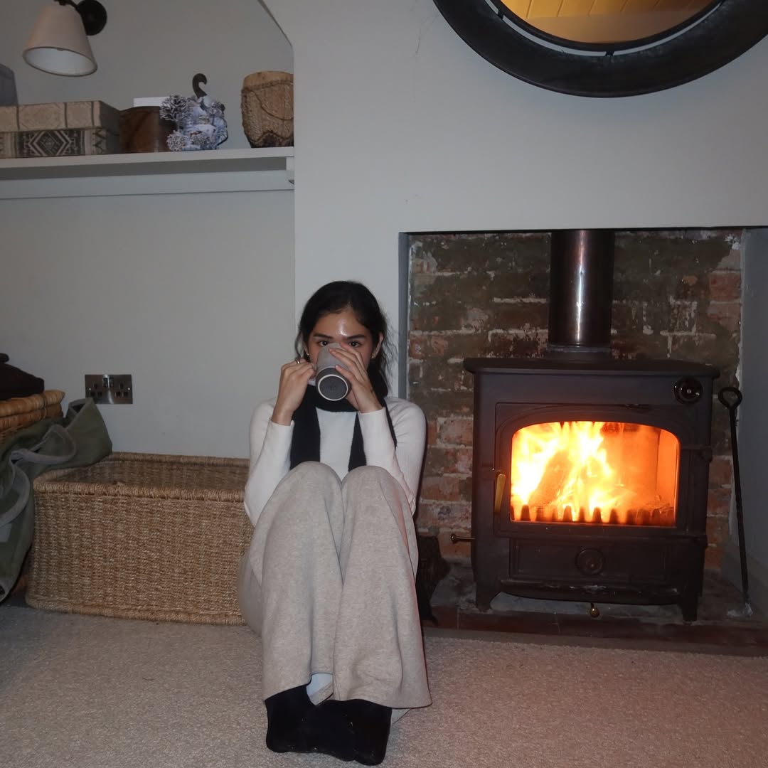 AGOfficialFC's tweet photo. Holiday in England 🏘️

#AngelGuardian https://t.co/U5mwkpEGbH