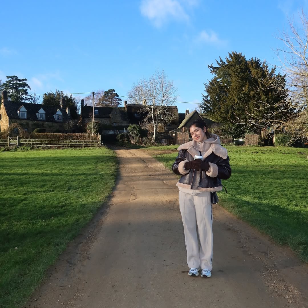AGOfficialFC's tweet photo. Holiday in England 🏘️

#AngelGuardian https://t.co/U5mwkpEGbH